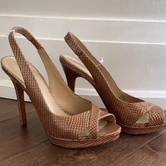 heels- saks fifth avenue - Picture 2 of 4